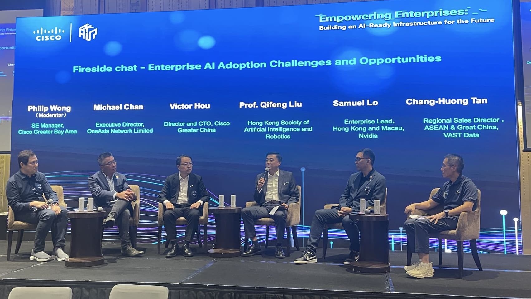 维纳智能创办人兼行政总裁柳崎峰教授（右三）与跨国企业及AI创新机构的代表交流